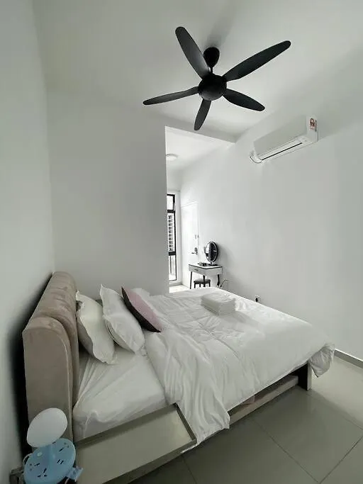 Holiday home Bukit Indah Double Storey House Nearby Aeon - Legoland - Tuas - 9Pax Johor Bahru